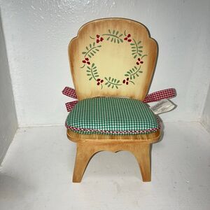VANDERBEAR MUFFY NEW ENGLAND KITCHEN CHAIR WITH GREEN CUSHION COLLECTIBLE
